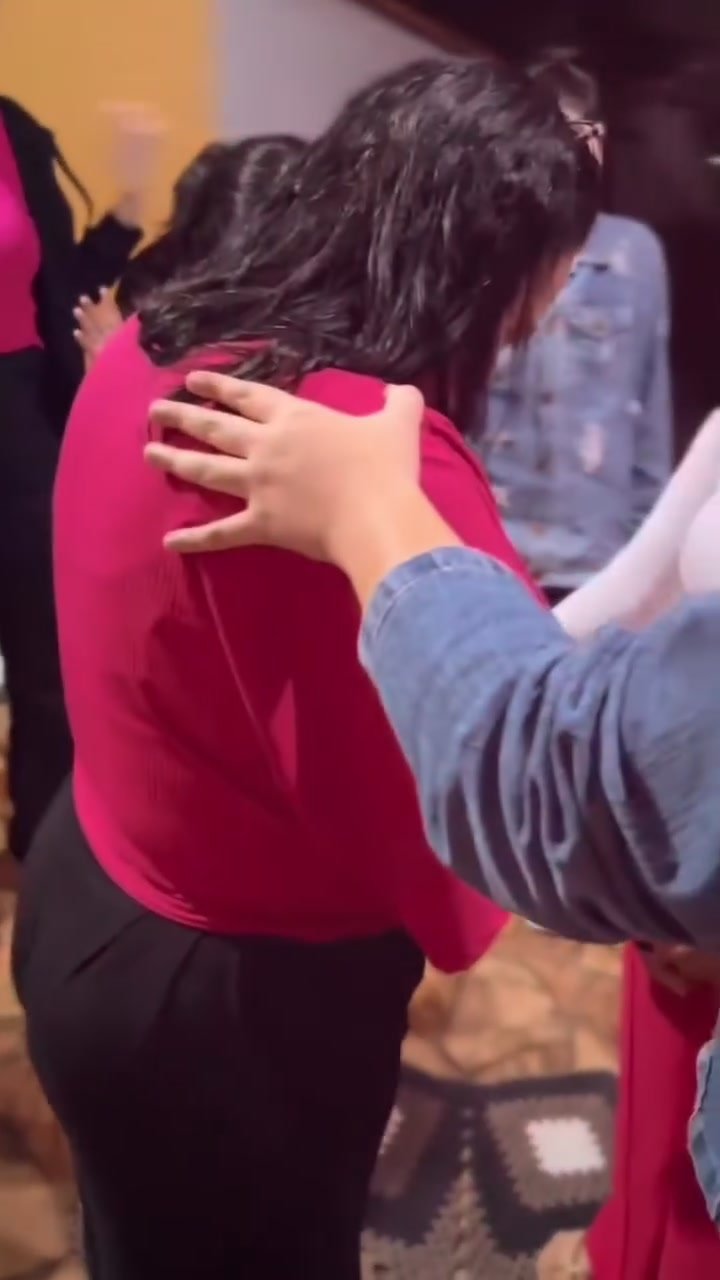 Mulheres em oração juntas em um encontro Pink's