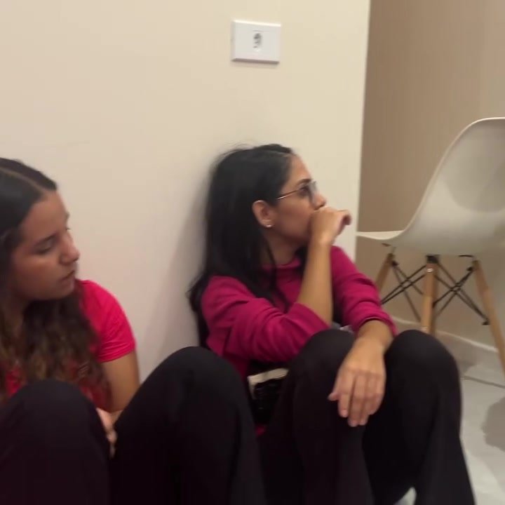 Mulheres reunidas ouvindo a palavra em um encontro Pink's