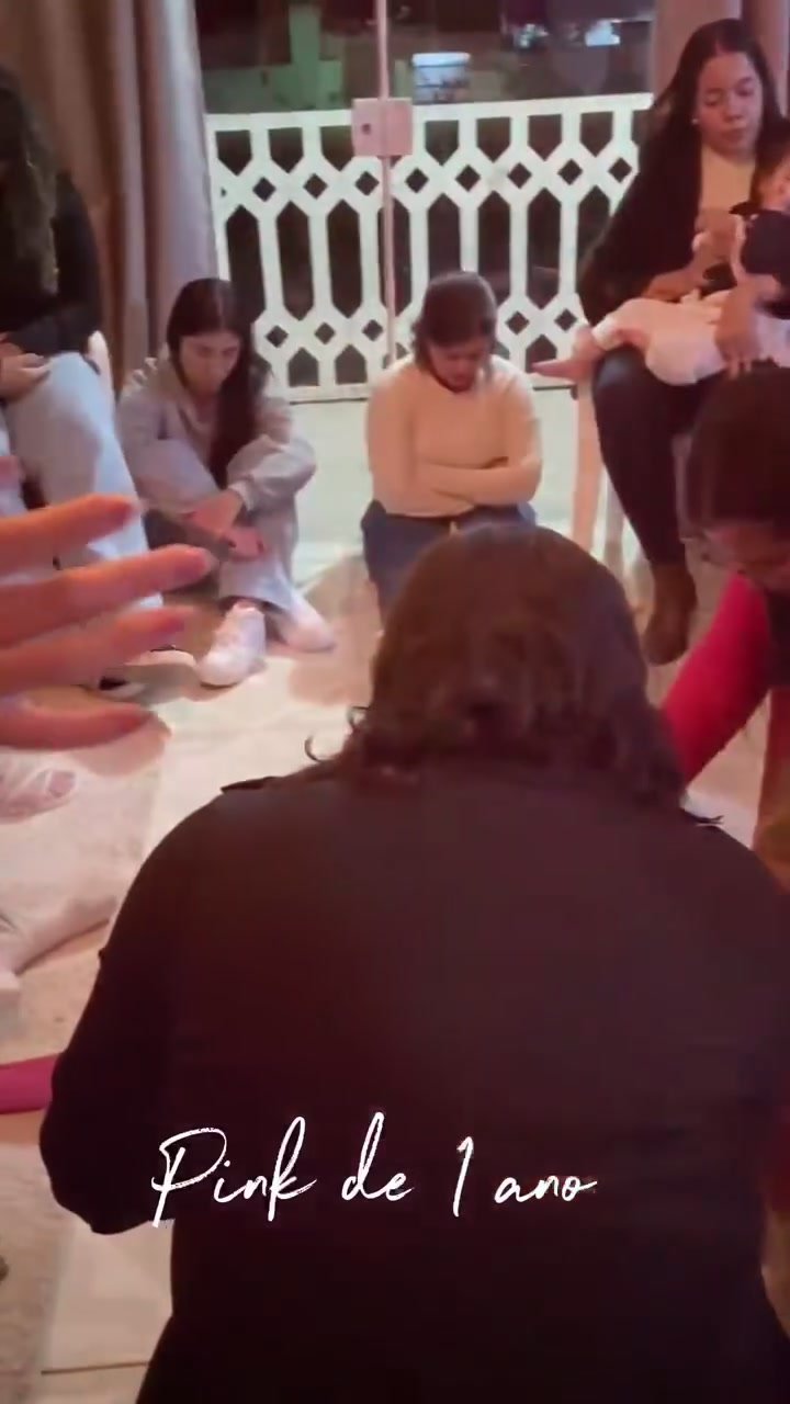 Mulheres reunidas em comunhão