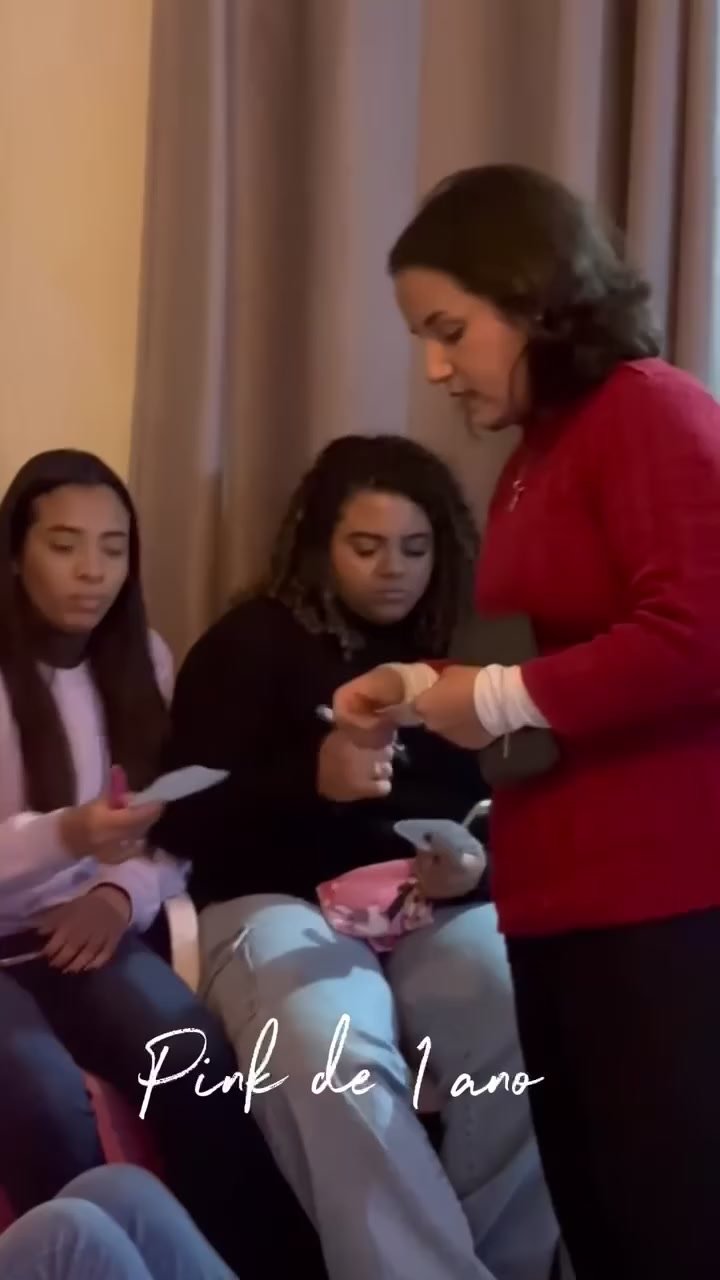 Mulher em momento de reflexão e oração