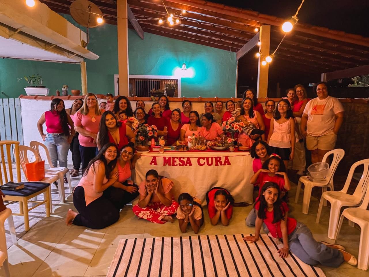 Grupo inteiro da comunidade Pink's reunido no encontro A Mesa Cura