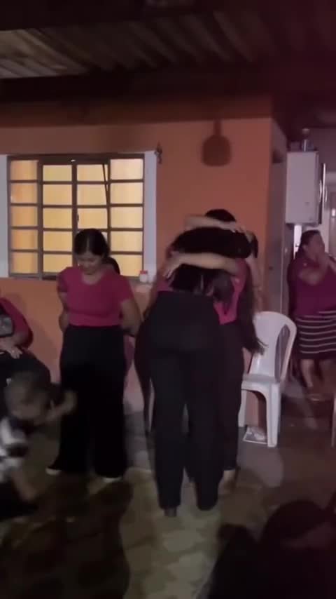 Momento de abraço entre participantes